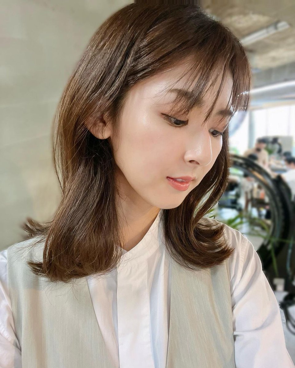 ____ayako_11's tweet photo. 9月は暑さが続くと考えてい���す
そこで綾子は髪の重さを取り除くことにした
これで、���入れが簡単になります
新しい髪型の綾子もとても満足しています😜 https://t.co/1WrfpGHKSU
