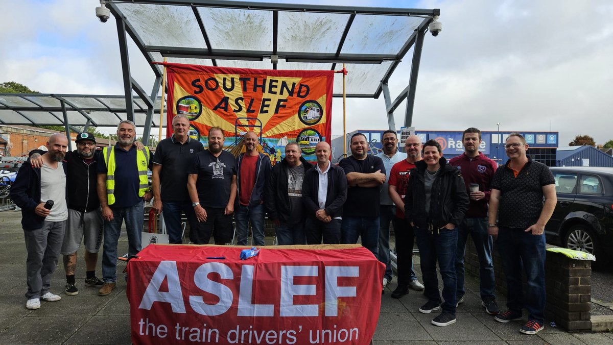 ASLEFunion's tweet photo. Hull - Manchester Piccadilly - Neville Hill - Southend
All holding the line. Solidarity ✊ https://t.co/Ubzo0DRMpe