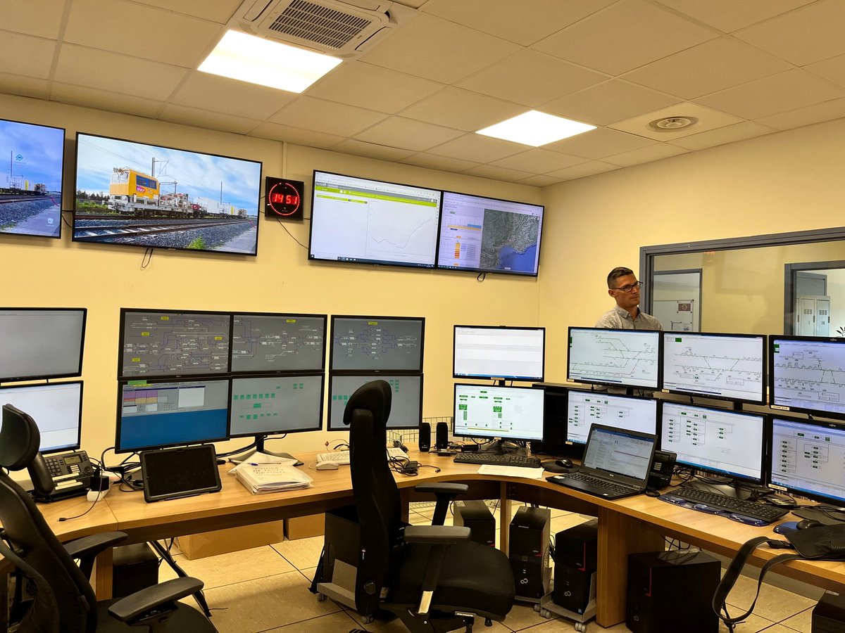 CatherineTrevet's tweet photo. 👷Cette semaine, visite au sein de #OcVia #Maintenance à #Nîmes en charge de la maintenance de la ligne nouvelle Nîmes Montpellier #CNM🛤️
🎯Objectifs : échanger sur les sujets d'actualité, développement du trafic, résilience de nos infrastructures... https://t.co/1OjnWoxQ2N
