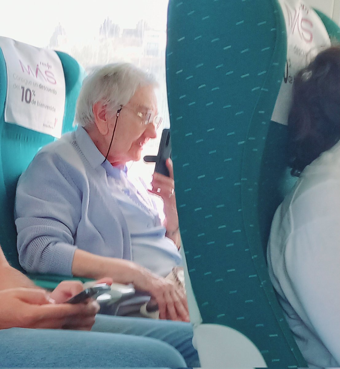Ha entrado en el vagón dando los buenos días a todos y deseando buen viaje con una sonrisa amplia. Ahora habla con un amigo: "Estoy pasando por tu casa. ¿Cómo estás?". (...) "Yo muy bien. Ha sido un verano estupendo lleno de cariño. Vengo con el corazón lleno". Gente muy top.