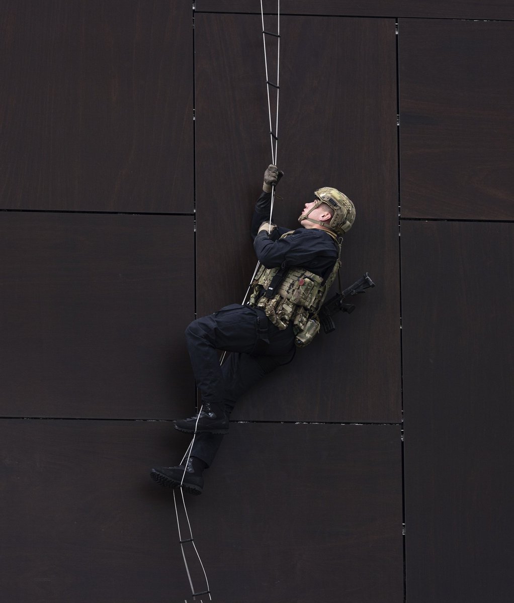 It's #PhotoFriday. 📷 
Here's a Commando from @42_commando demonstrating a caving ladder climb at @lifeatsky during their #ArmedForcesDay event. 
This commando skill is used to board vessels. 🗡