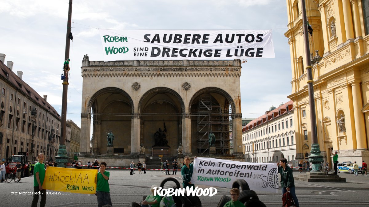robin_wood's tweet photo. Saubere Autos sind eine dreckige Lüge! Wir protestieren heute in München gegen das Greenwashing der Autoindustrie &amp; fordern klimagerechte Mobilität für alle! Die IAA wird kommende Woche auf breiten, vielfältigen Protest stoßen.
https://t.co/3UAIS9bPbH
#blockIAA #noIAA https://t.co/hCSriDw32y