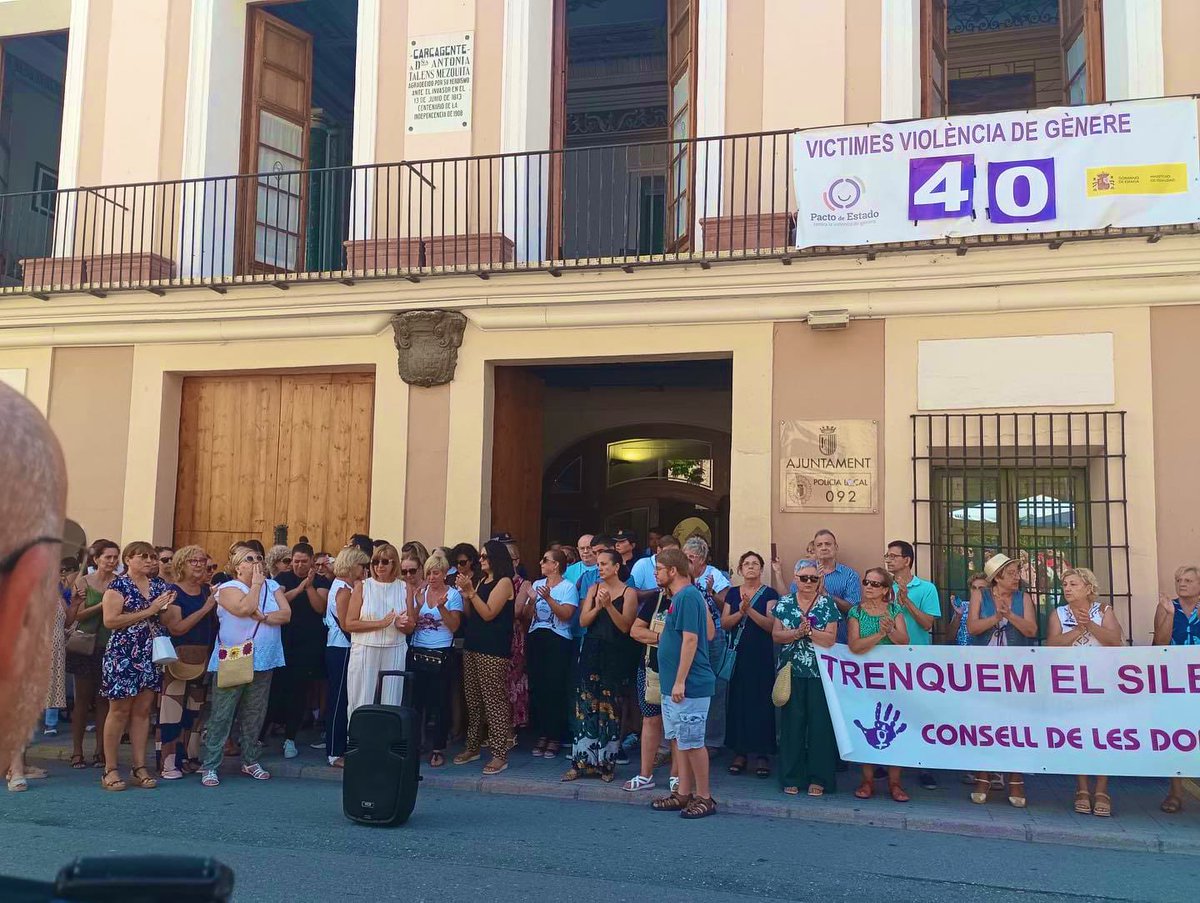 A VOX Carcaixent no ha fet falta res més que deixar-los parlar per demostrar què són. A les properes eleccions ningú els recordarà però tot un poble mai oblidarà Raquel, la dona número 40 assassinada per la #ViolenciaMachista. Tots recordarem esta foto on ells decidiren no estar.