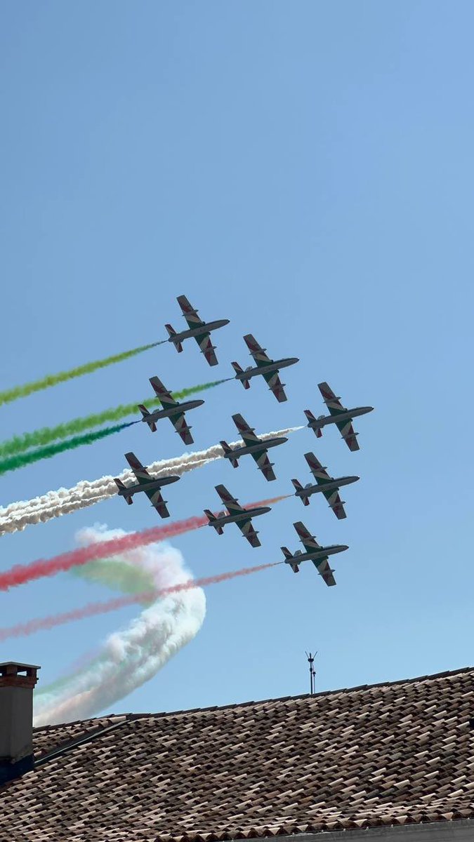 comunevenezia's tweet photo. 🇮🇹 Le #FrecceTricolori incantano e fanno alzare lo sguardo sul cielo di #Venezia!

✈️ Questa mattina il sorvolo sulla città per festeggiare il Centenario dell’Aeronautica Militare. https://t.co/jhrlEFoSdY