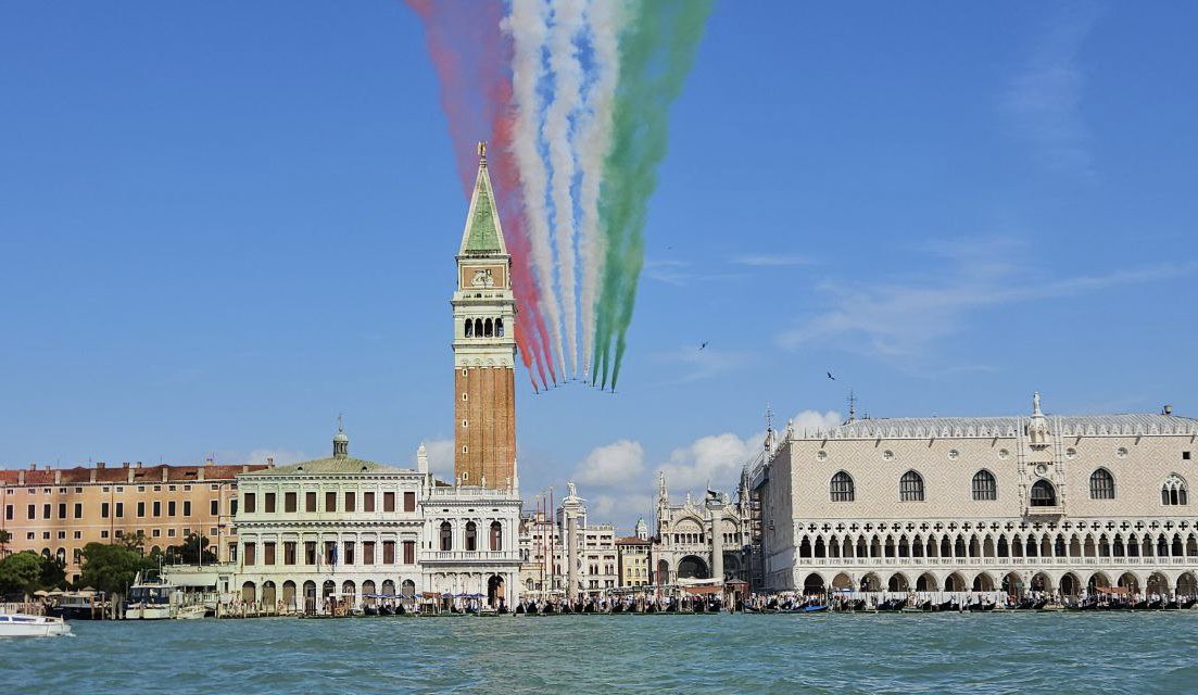 comunevenezia's tweet photo. 🇮🇹 Le #FrecceTricolori incantano e fanno alzare lo sguardo sul cielo di #Venezia!

✈️ Questa mattina il sorvolo sulla città per festeggiare il Centenario dell’Aeronautica Militare. https://t.co/jhrlEFoSdY