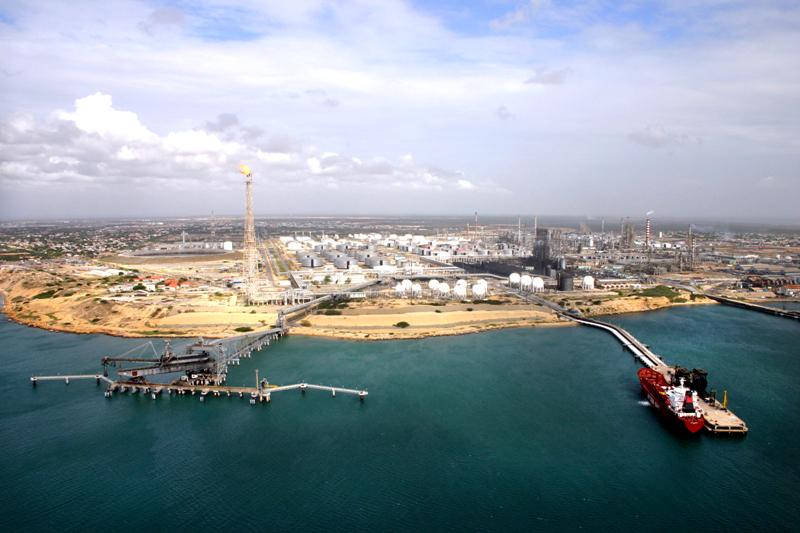 Primer envío de combustible bajo acuerdo ampliado: 260,000 barriles de nafta llegaron al puerto Cardón de PDVSA desde la refinería italiana Milazzo. mtr.cool/pwpjzddkhb #venezuela #pdvsa #combustible #economía