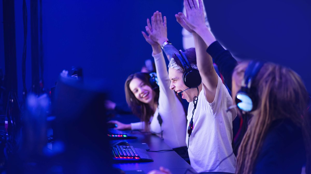 ericsson's tweet image. Ericsson and @VodafoneUK  just achieved a live #5G Standalone #NetworkSlicing trial for cloud gaming at Coventry University 🎮 Get the main insights below 👇