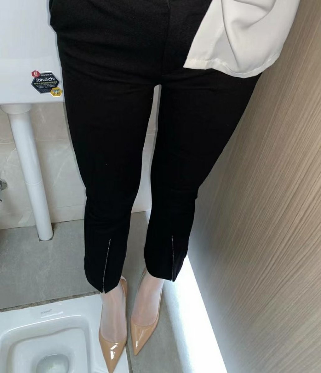 裸色高跟鞋配裤里丝！你们都觉得这样搭配很骚？ https://t.co/xhwIsaTIKc