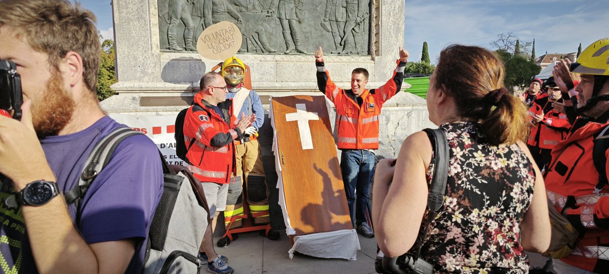 Los bomberos voluntarios hoy se han concentrado en la puerta del Parlament para decir basta.

Basta de seguir con un modelo caduco y desfasado.

Basta de vivir con inseguridad en el puesto de trabajo por el que no cotizan ni tienen cubierta la seguridad social.

Basta de la