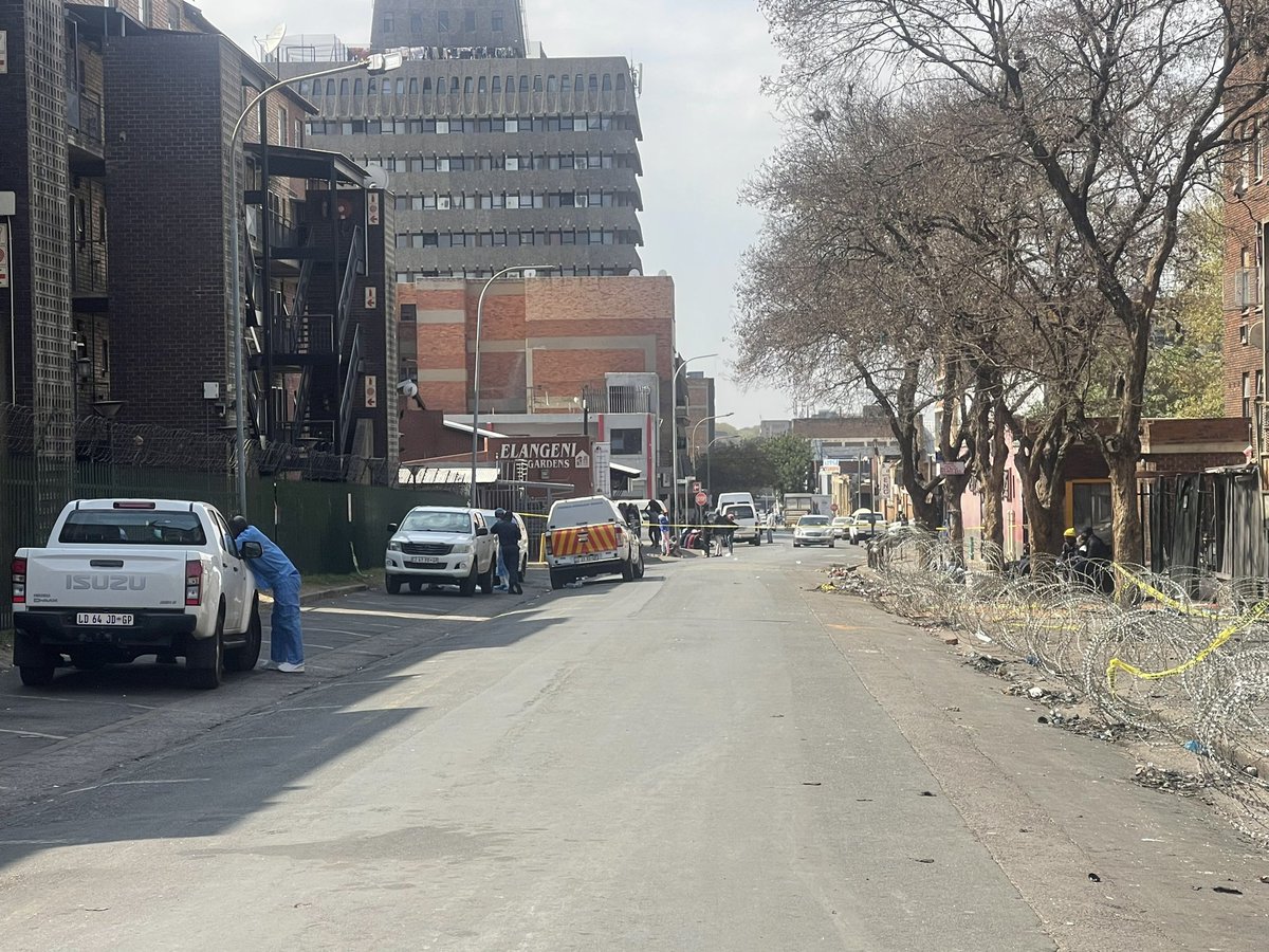 HeidiGiokos's tweet photo. JUST IN: Forensic pathology has now moved in. Earlier on we saw K9 Unit and then firefighters going in. 
Now forensics have now moved in. Emergency services indicated there’s a possibility of some bodies or even body parts to be recovered. #eNCA #CBDFire https://t.co/VwJzvcEDnm