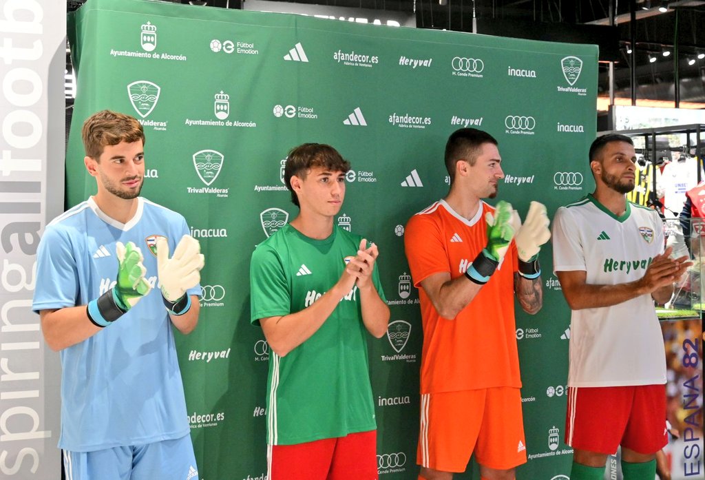 Hardcorcon's tweet photo. Oye, pues nada mal las nuevas equipaciones que presentó ayer el @trivalvalderas https://t.co/at7ZIAAOf5