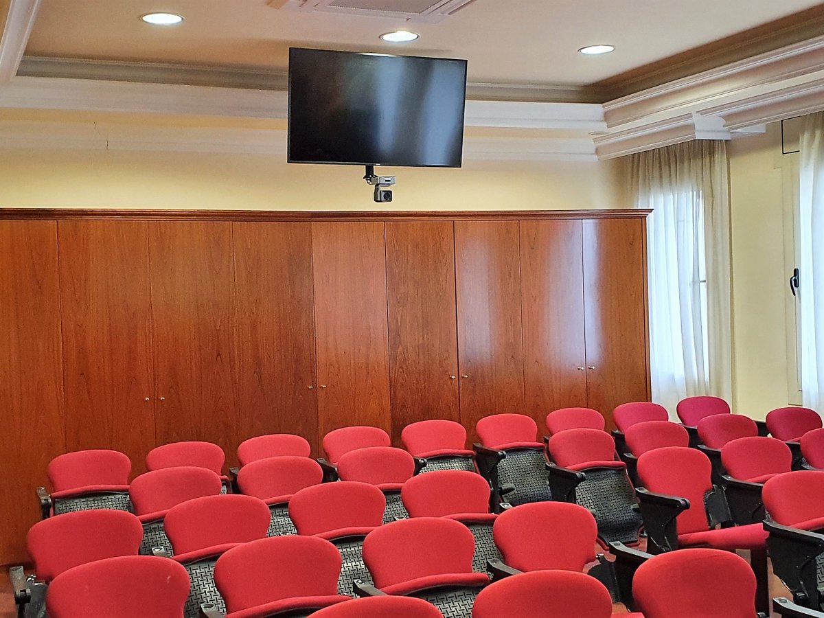 AVD_Pro's tweet photo. La @RACEFesp  necesitaba modernizar su sala polivalente.

🟢 Resultado
> Integramos un sistema de control intuitivo para el usuario
> Equipamos la sala de reuniones con un monitor interactivo y barra compacta para realizar videoconferencias.

▶️ https://t.co/SnK6zuQ33Q https://t.co/yJnxUyP6KD