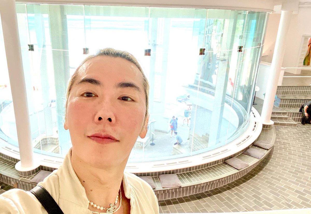 HaSangBeg's tweet photo. 처음부터 끝까지 근사하게 아름다운 : Tate St Ives ; 오랫동안 궁금하고 와보고 싶었는데 드디어 와봤다. 아트 콜렉션, 전시콘텐츠, 조명, 레이아웃 그리고 꼭대기층의 카페까지 커다란 설치미술 같은 공간. 건축과 아트 그리고 로케이션의 아름다운 궁합. #tatestives #eldredevans #davidshalev https://t.co/rRsHVpdsMi