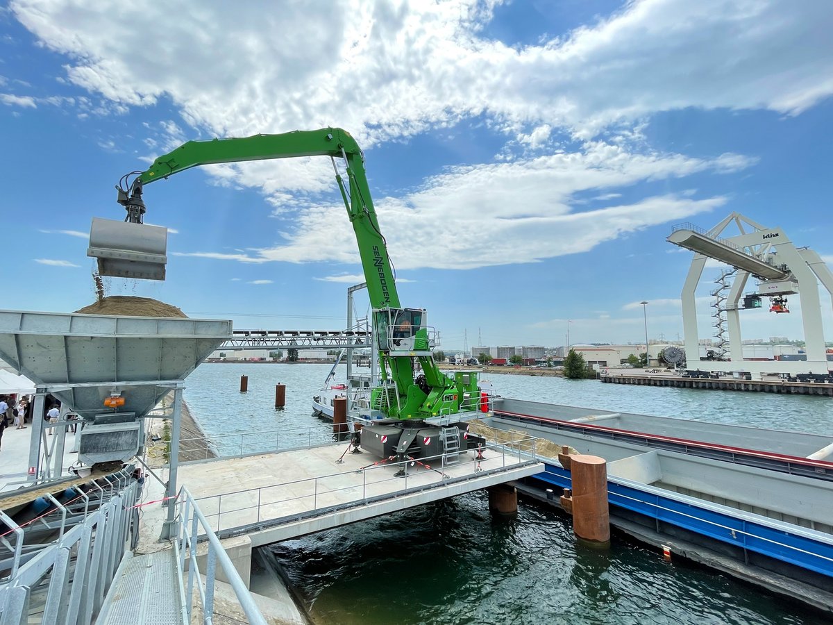 SENNEBOGEN_mk's tweet image. Environmentally friendly circular economy with stationary SENNEBOGEN electric excavators 840 E and 855 E 🔌♻
Read the full job-site report here: 👉 bit.ly/45w2XOh
Watch video here: 👉 youtu.be/3GgsIWmLFiM

#materialhandler #MOVEBIGTHINGS #SENNEBOGEN