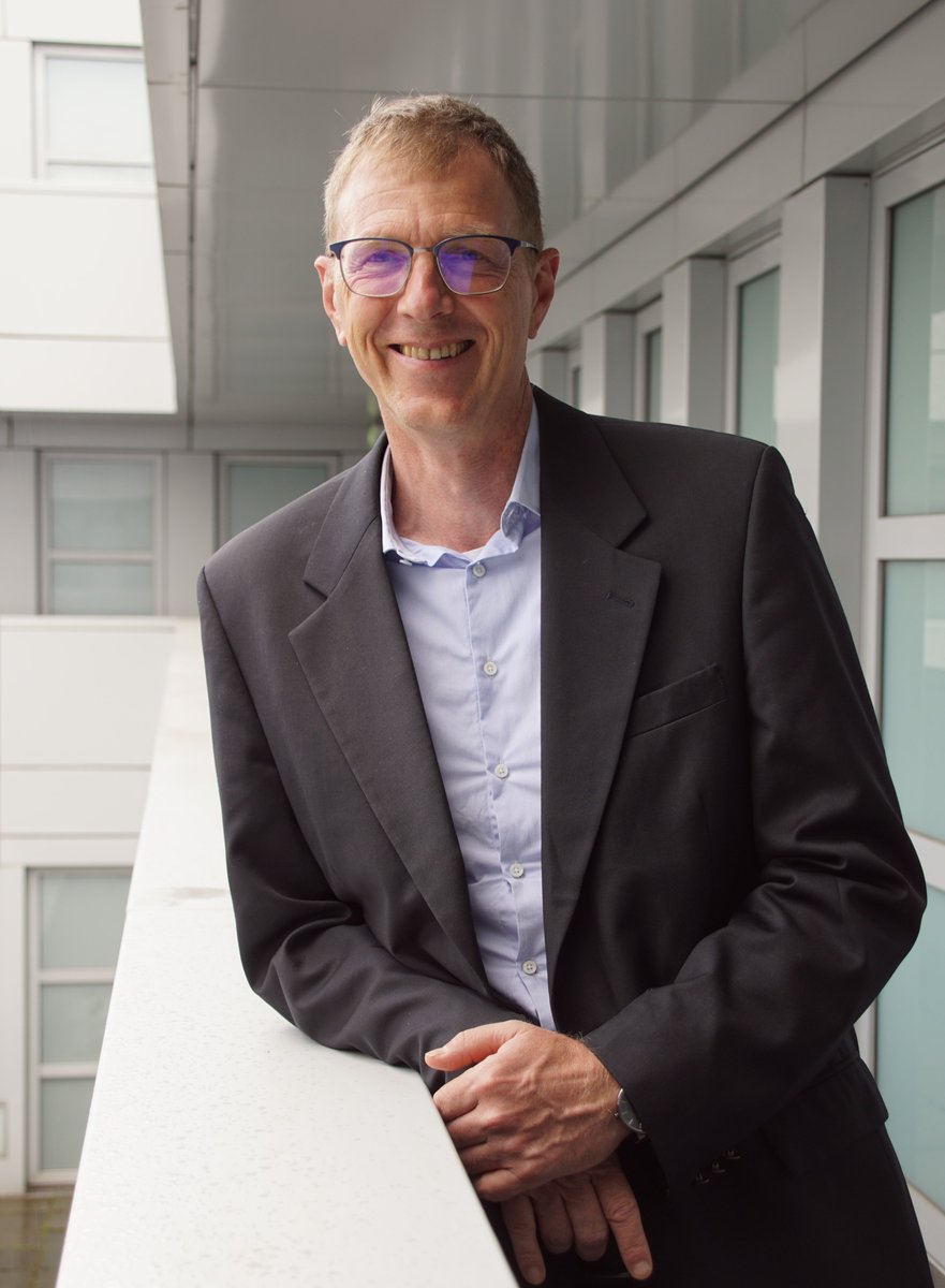 CentreMarcBloch's tweet photo. -Jay Rowell, nouveau directeur du Centre Marc Bloch- 
Le politiste Jay Rowell prend la tête du Centre Marc Bloch au 1er septembre et succède ainsi à l’historien Jakob Vogel qui reprend ses fonctions de professeur à Sciences Po Paris.
Bienvenue au CMB! https://t.co/V0jN9RlHNS