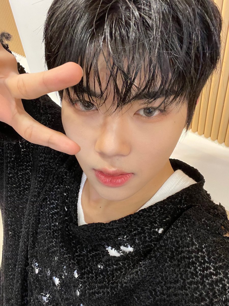 GUNWOOKPARG's tweet photo. How was your week? I think I had a very happy time thinking of you all guys here. Did you also think of me a lot too? Back to the recaps, it was so much fun memories and I'll come back with a prettier image for my next promotion. Wish you guys also anticipating it! https://t.co/qJuvkfOQGB