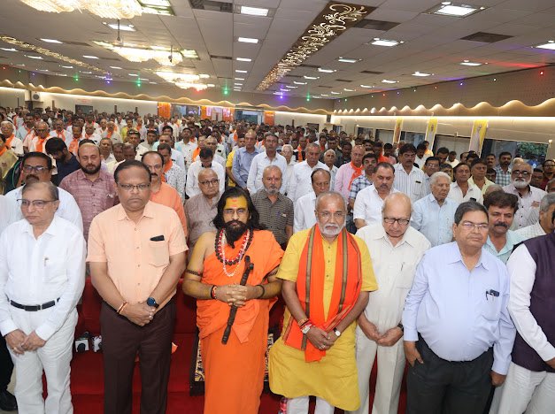 monil_thaker's tweet photo. 'કમલ યુવા શક્તિ સંઘ' દ્વારા આયોજિત,આદરણીય પૂર્વ શહેર ભાજપ અધ્યક્ષ શ્રી નિતીનભાઈ ભજીયાવાલા ના જન્મદિવસે  પ્રભુ શ્રી રામચંદ્રની આરતી પૂજન,હનુમાન ચાલીસા પાઠ તથા જન સંઘ થી ભાજપા ના સૌ વડીલ કાર્યકર્તાઓના સ્નેહમિલન કાર્યક્રમમાં  ખૂબ મોટી સંખ્યામાં કાર્યકર્તાઓ અને  વડીલો હાજર રહ્યા હતા https://t.co/upWKbNtyW7