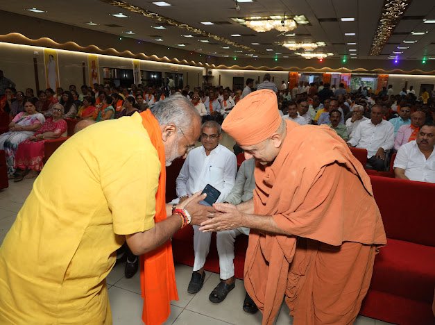 monil_thaker's tweet photo. 'કમલ યુવા શક્તિ સંઘ' દ્વારા આયોજિત,આદરણીય પૂર્વ શહેર ભાજપ અધ્યક્ષ શ્રી નિતીનભાઈ ભજીયાવાલા ના જન્મદિવસે  પ્રભુ શ્રી રામચંદ્રની આરતી પૂજન,હનુમાન ચાલીસા પાઠ તથા જન સંઘ થી ભાજપા ના સૌ વડીલ કાર્યકર્તાઓના સ્નેહમિલન કાર્યક્રમમાં  ખૂબ મોટી સંખ્યામાં કાર્યકર્તાઓ અને  વડીલો હાજર રહ્યા હતા https://t.co/upWKbNtyW7