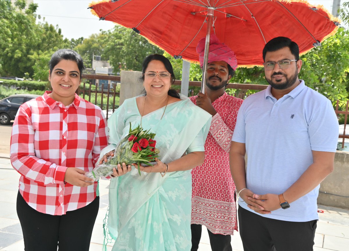ImagineApplePR's tweet photo. A warm welcome to Smt. Jyoti Khandelwal - Former Mayor, as we inaugurate our 4th Jaipur store. Your presence makes this occasion truly special. Thank you!

Book Offer https://t.co/Jty8c00Dfm
📞 82874-82874

#Apple #Tresor #Imagine #HDFC #ImagineInJaipur #4thStore #Cashback #Buyback #StoreLaunch #Mac #iPhone #MacBook #iPad #AirPods #AppleWatch #Deals #EMI #AppleCare