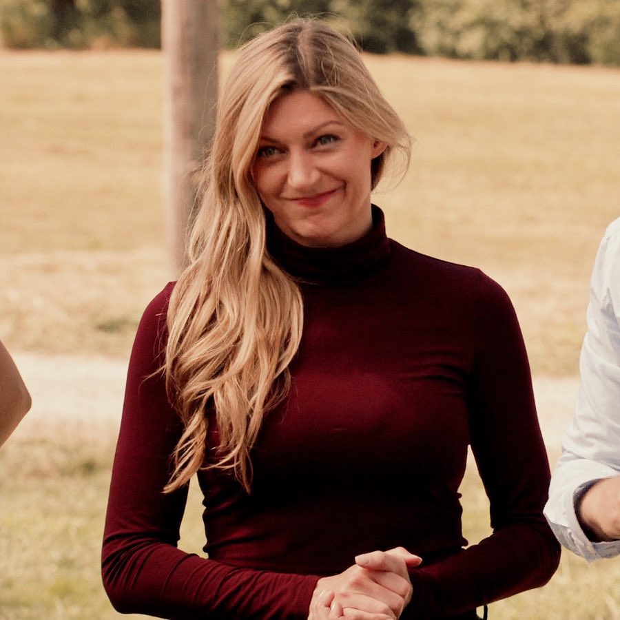 cjsaysanynez's tweet image. #SaveLegendsOfTomorrow 

Gorgeous girl                               Her hot wife