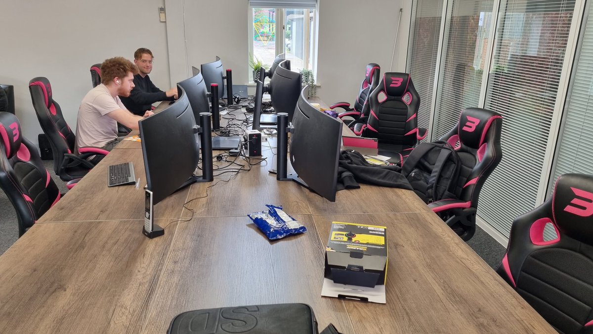 HelloYoutopia's tweet photo. When you need pink gaming chairs for the office @BrazenChair is perfect for the job although 2 are a little old and need replacing soon. https://t.co/Dgc3UbIGme