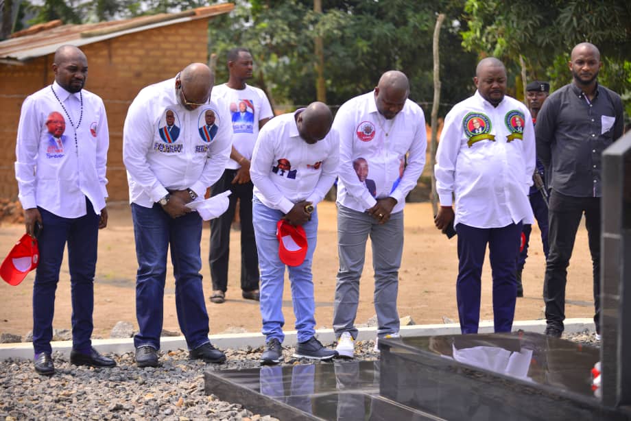 AbelGilberto8's tweet photo. Avant son discours très attendu par les Kanangaises et Kanangais, le Secrétaire Général @BillyKambale1 est allé s'incliner sur la tombe du feu SGA John NTUMBA PANUPAKOLE.
Be Ready for the next
Soyons du bon côté de l'histoire https://t.co/2To3BzIJxN
