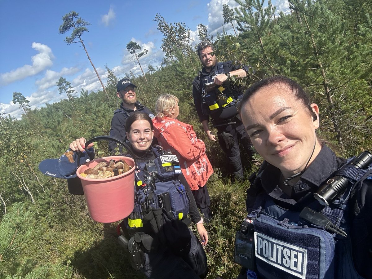 Lisaks koolialguse turvalisuse tagamisele said meie patrullikad samal ajal teostada ka metsaotsinguid eksinud seenelise leidmiseks. 
Kaasa aitas:
-kontakt mobiiltelefoni teel
-piirkond ja sisenemis tee metsa
Soisel alal otsisime umbes 2h. Meie rõõmsad, proua rõõmus! #opjuht