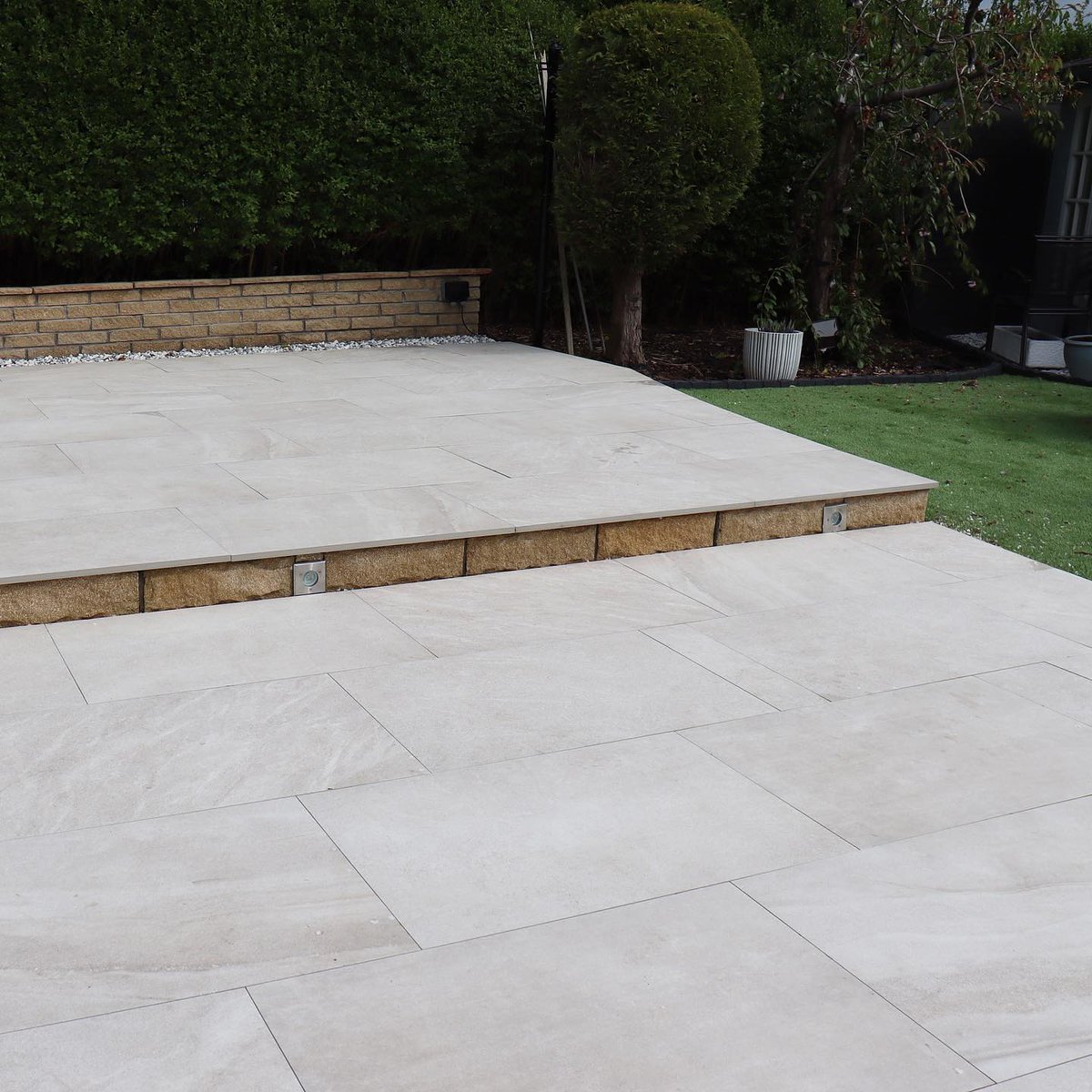RoyaleStones's tweet photo. Made in Spain our Idemo Beige Outdoor Slabs are perfect choice for a vibrant contemporary look.

If you're interested in achieving a similar look, check out the link below: https://t.co/T3kBClhrMw

#porcelainpaving #outdoortiles #royalestones #gardenpaving #pavingslabs https://t.co/gXuRnnab3Y