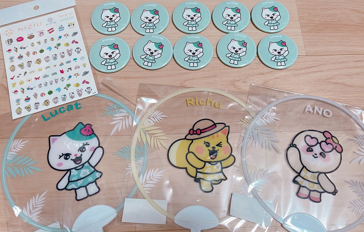 mayumarii's tweet photo. グッズ届いたんだけど、
ランダム缶バッチ、10個頼んで
全部ルキャだった笑
開けても開けてもルキャ💚
ランダムじゃないじゃん笑 https://t.co/mXv9HB90r3