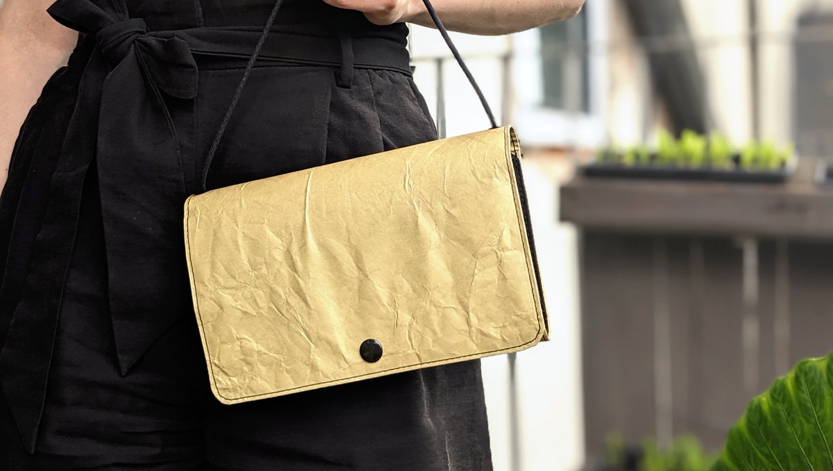 Die Klatsch im edlen Gold ist das perfekte Täschchen für besondere Anlässe - ob in der Oper, im Casino oder bei einer Hochzeit. 💃
⁠
#mapbagrag #taschenmanufaktur #stadtgraz #madeinaustria #mitliebegenäht #clutch #handtasche #tyvekdesign