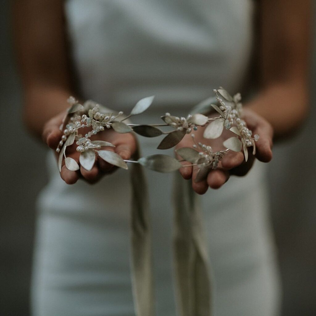 Today is the first day of meteorological autumn - 1st September.  Autumn is my favourite season for inspiration and a lot of my designs feature leaves so I thought I’d share a little collection of autumnal crowns and accessories today with lots of glorio… instagr.am/p/CwpUsjmMEAD/