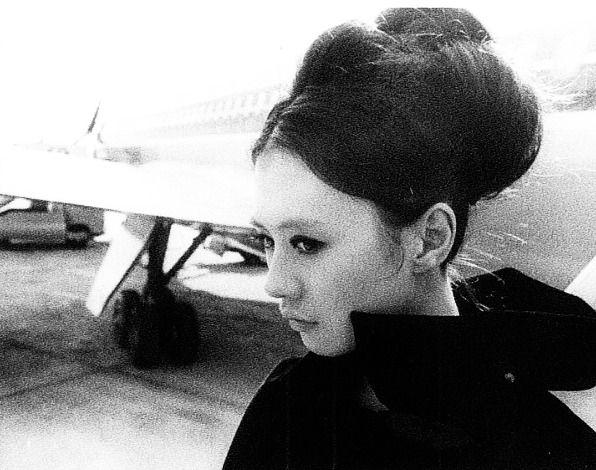 ken29716939's tweet image. 私は"権威"というのが好きじゃない

権威的なものに、もたれかかってるような人間も嫌いだが

それを振りかざすヤツは、もっと嫌い

昔からそうだった

誰かの失礼な言動に対して

それが偉いとされる人

つまり大物であればなおのこと

啖呵切っちゃうようなところが

私にはある

加賀まりこ