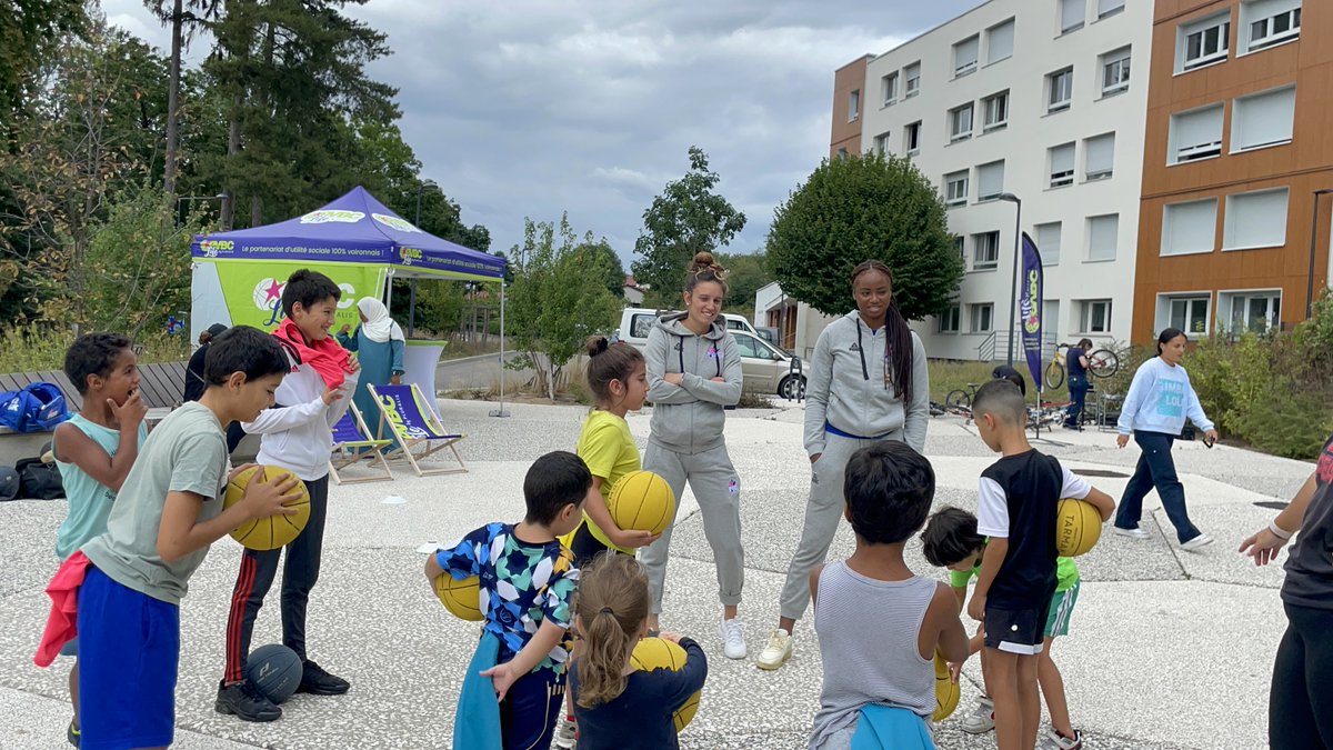 Animations 🏀 dans les quartiers du #PaysVoironnais grâce à "PVBC Life by PLURALIS", le partenariat d'utilité sociale 100% voironnais. 
Merci aux joueuses pro du #PVBC pour ces actions de proximité👌
+ d'infos sur #PVBCLifebyPLURALIS ➡️ pvbc.life
#hlm <a href="/Procivis/">Procivis</a>