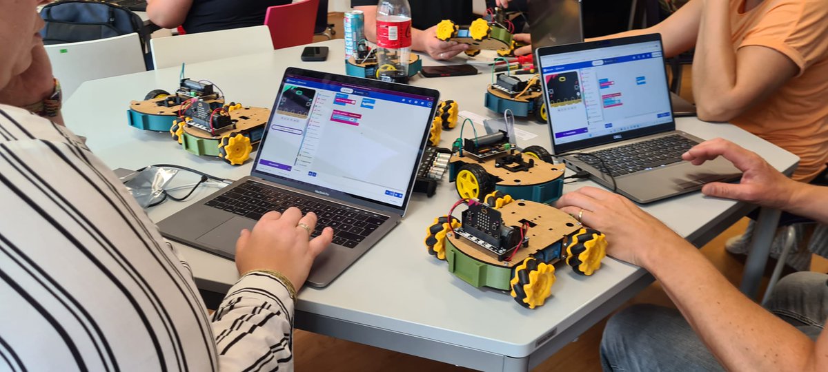 ThomasLeitgeb's tweet image. #phburgenland #robobox #codingundrobotik
📷 Ein nahezu perfekter Auftakt des #HLG Coding und Robotik!
📷 17 Kolleg:innen aus 3 Bundesländern konnten in den letzten beiden Tagen einen Einblick in die Welt von C&amp;amp;R nehmen.