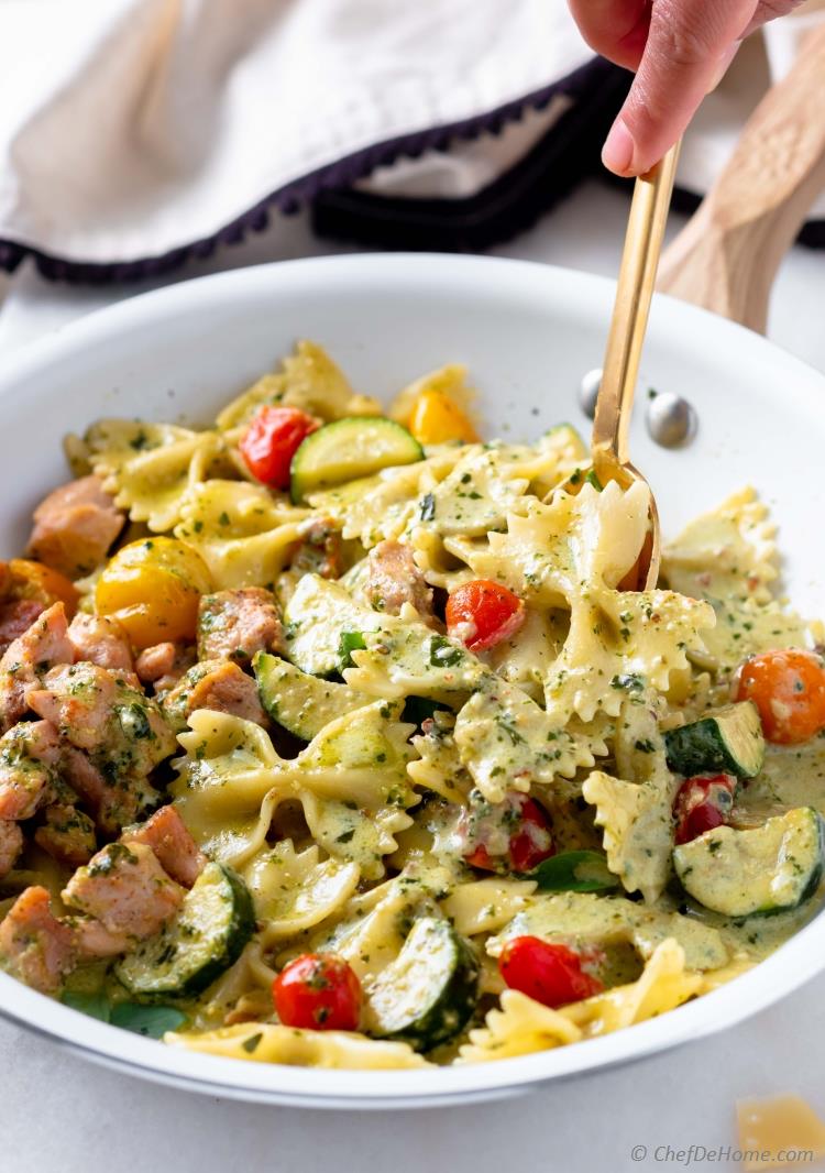 chefdehome's tweet image. Quick and delicious alert!  Try our #Chicken Pesto #Pasta with tender bow-tie pasta and succulent chicken in a lightened-up, creamy Basil Pesto Sauce. Just 15 mins of prep for a perfect weeknight dinner.  #QuickDinnerFix #PastaPerfection #CreamyDelight
🔗chefdehome.com/recipes/935/ch…