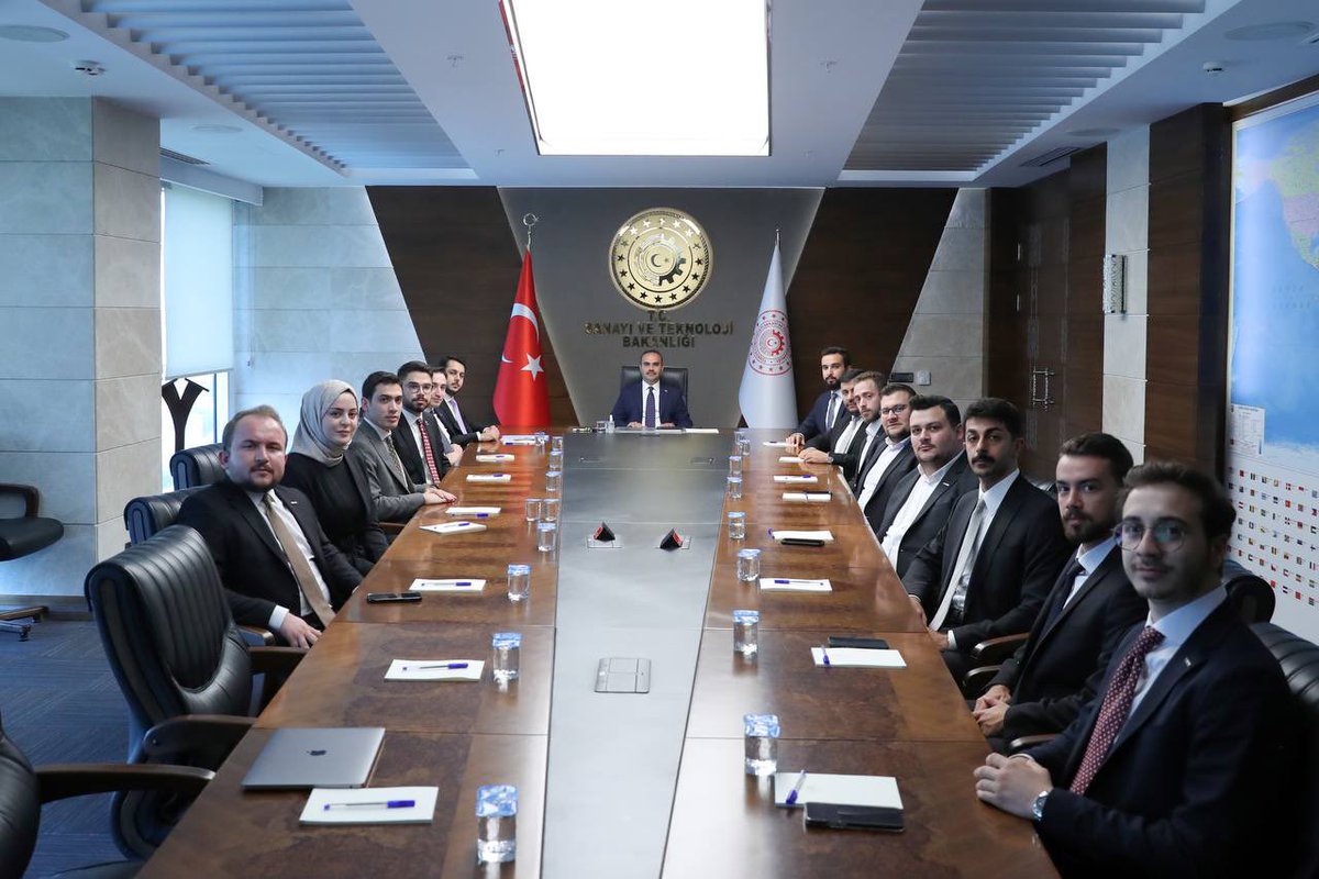 Genç Müsiad Başkanı Sn. Cahit Ertemel ve Yönetim Kurulu Üyeleri ile teknoloji girişimciliği alanında yapacaklarımızı konuştuk.

Genel Merkez binalarında genç girişimciler için hazırladıkları kuluçka/hızlandırma merkezinin açılışını birlikte yapacağız inşallah.