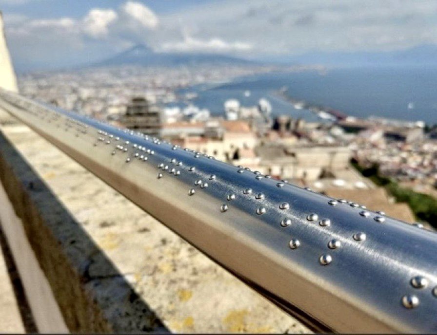 questo corrimano in braille descrive il panorama di Napoli ai non vedenti