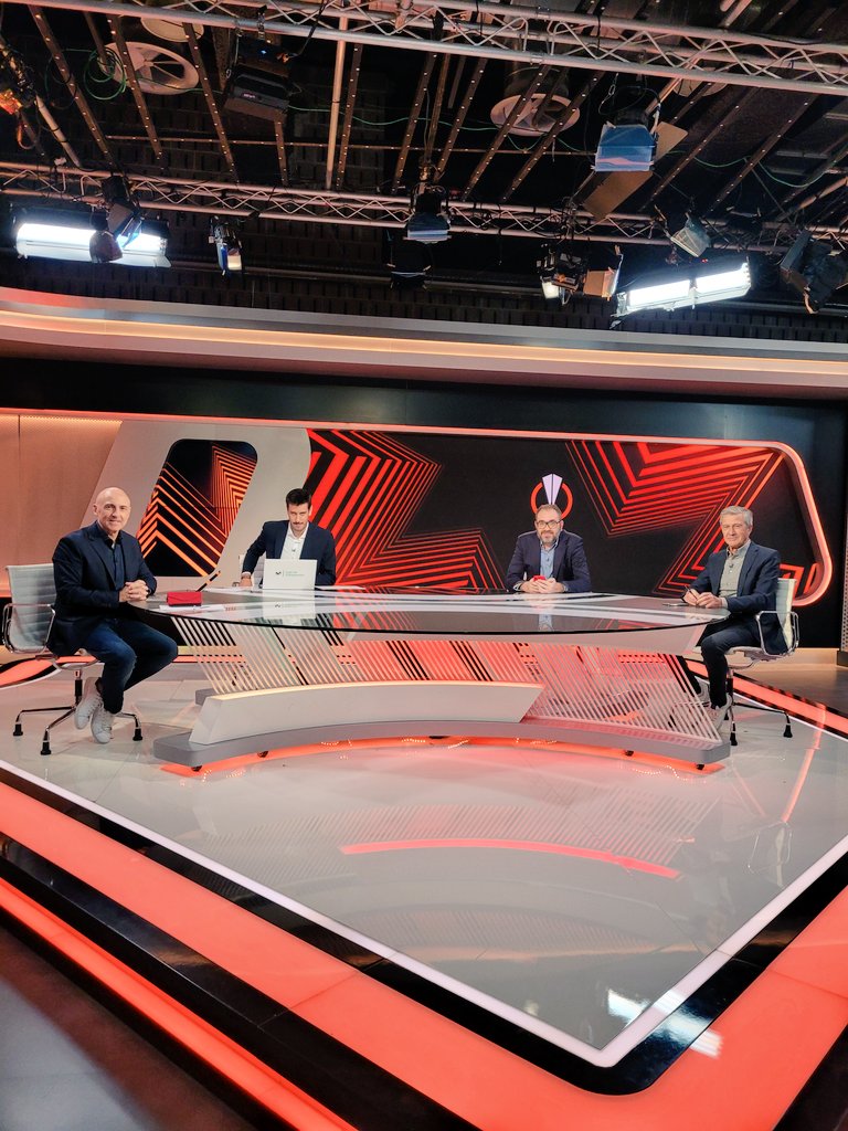 javitremp's tweet photo. Villarreal y Betis deciden su suerte en minutos.
Nos ponemos ya en @MovistarFutbol con el #SorteoUEL https://t.co/UWkjmnYMpI