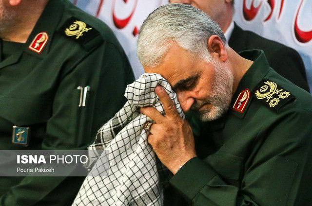 روزی که سردار بزرگ ایران و اسلام شهید شد من هیچ حسی پیدا نکردم دیدگاهم خیلی فرق داشت اولین بار که اشک<a href="/tag/%D8%A8%D9%87_%DB%8C%D8%A7%D8%AF_%D9%81%D8%B1%D9%85%D8%A7%D9%86%D8%AF%D9%87"class="tags"><span>#به_یاد_فرمانده</span></a>