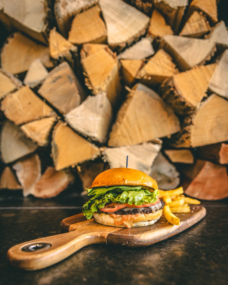 KillingtonMtn's tweet photo. I hear the burgers up at K-1 are even tastier when enjoyed outside on the deck. Chris Pallutto will be playing live music there on Sunday from 2:00 p.m. - 5:00 p.m. This burger, music and weather combo is going to hit.
#Beast365 #Killington #LiquidAloha #LaborDayWeekend https://t.co/42OI8jwMb3