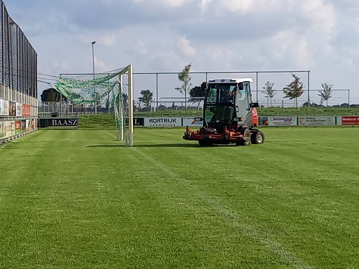 JanJaapZijlstra's tweet photo. Tja,.... en dan zit het voetbalkamp van @fcgroningen erop bij @vvwinsum 
Slaat de klok 5x op de vrijdagmiddag en vervolgens stapt de 80+ #vrijwilliger Faber nog even op de grasmaaier!!!!
"Kin nog mooi zo e'm" #trots 
#latenwehetsamendoen https://t.co/LYuoSp5mWr