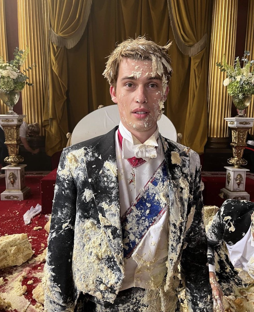 RWRBNews's tweet image. “June 26, 2022. Day 10 of Production. #bts #cakegate #firstprince #rwrbmovie”

📸 Matthew via Instagram (1/2)