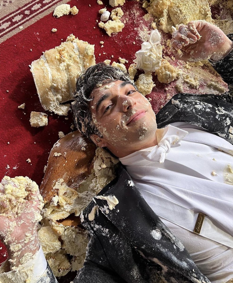 RWRBNews's tweet image. “June 26, 2022. Day 10 of Production. #bts #cakegate #firstprince #rwrbmovie”

📸 Matthew via Instagram (1/2)