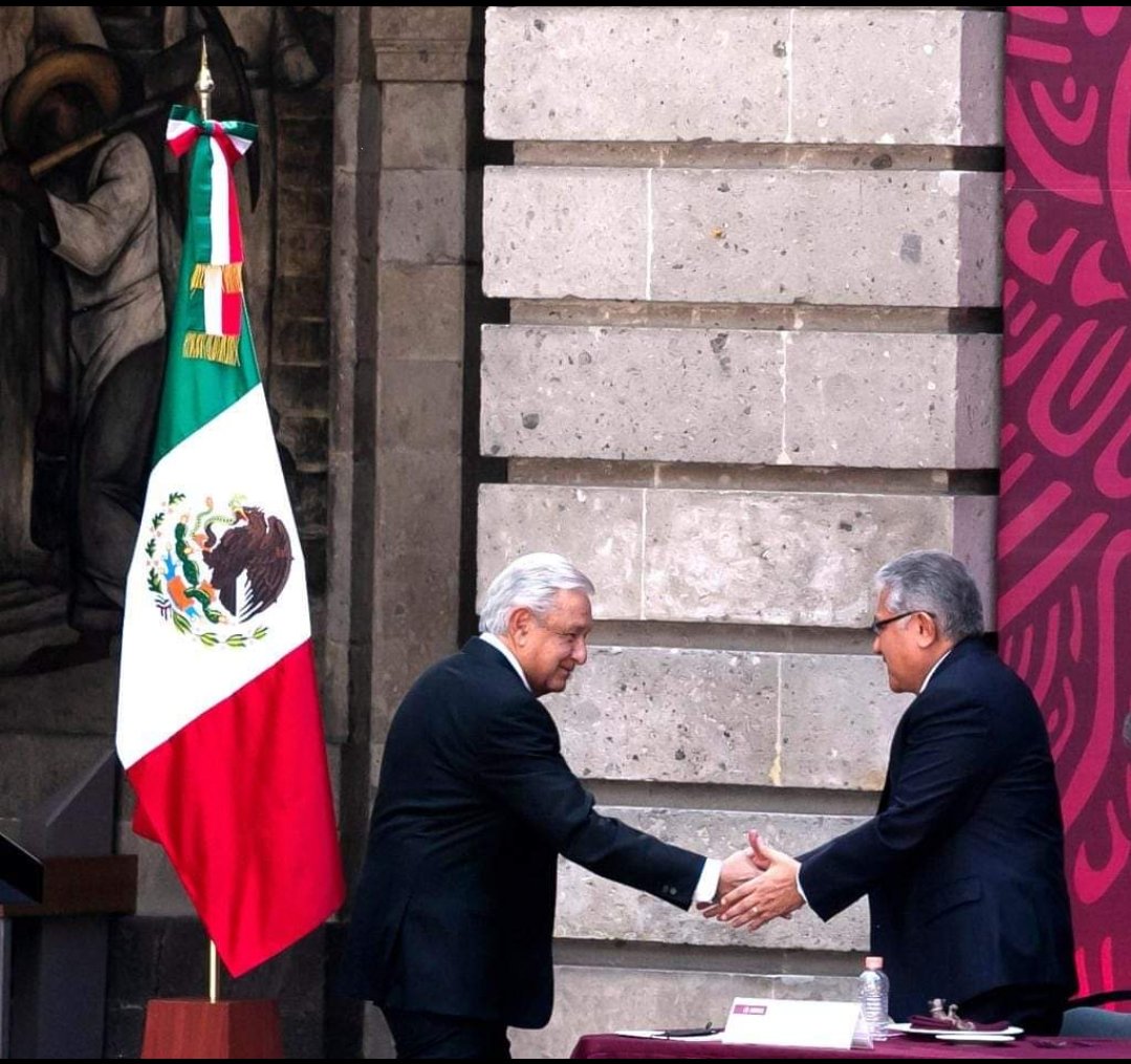 TigrilloCura's tweet photo. El Srio. Gral. del #SNTE Mtro. Alfonso Cepeda Salas reconoce al Presidente @lopezobrador_ por el #QuintoInforme de su Gobierno Democrático y Humanista. Cuenta con el SNTE en la construcción de los sólidos cimientos de la #NuevaEscuelaMexicana
#SNTEconAMLO

https://t.co/TdkrKdQVJQ https://t.co/E6IDjoTEkz