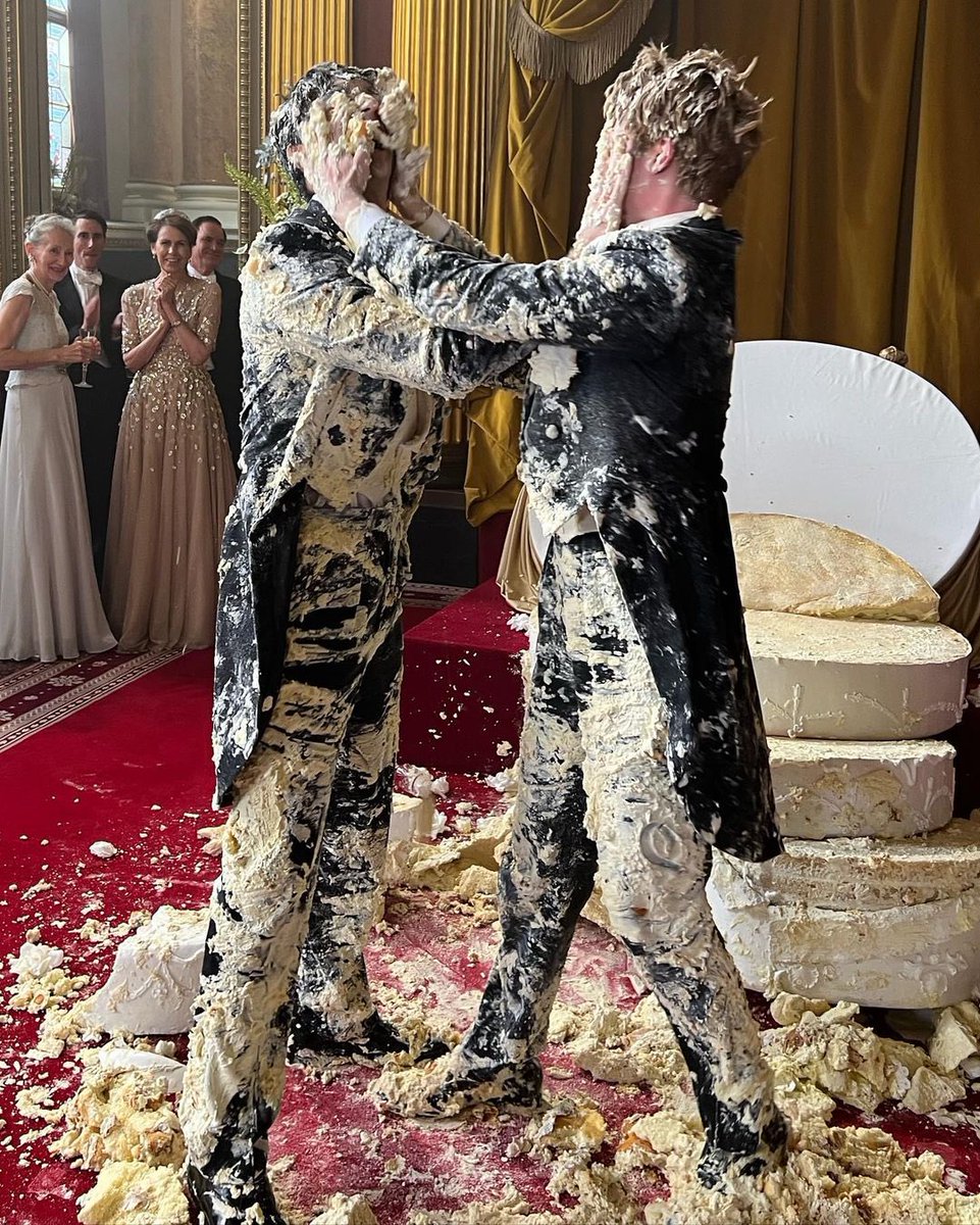 MalexNM's tweet image. #RWRBMovie BTS #cakegate