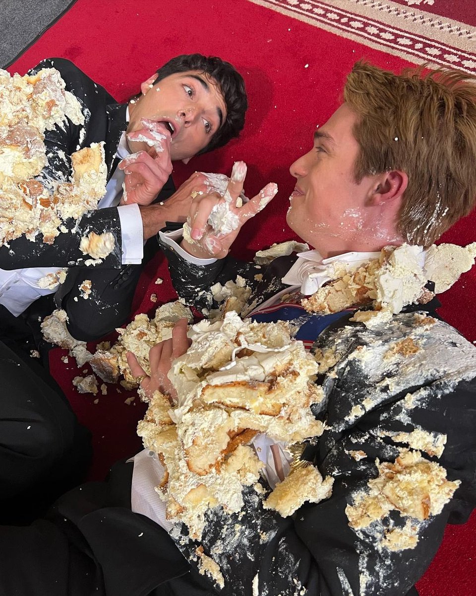 MalexNM's tweet image. #RWRBMovie BTS #cakegate