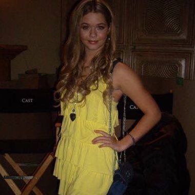 14 anos desde que a alison dilaurentis saiu pra dar um rolê pela cidade e desapareceu