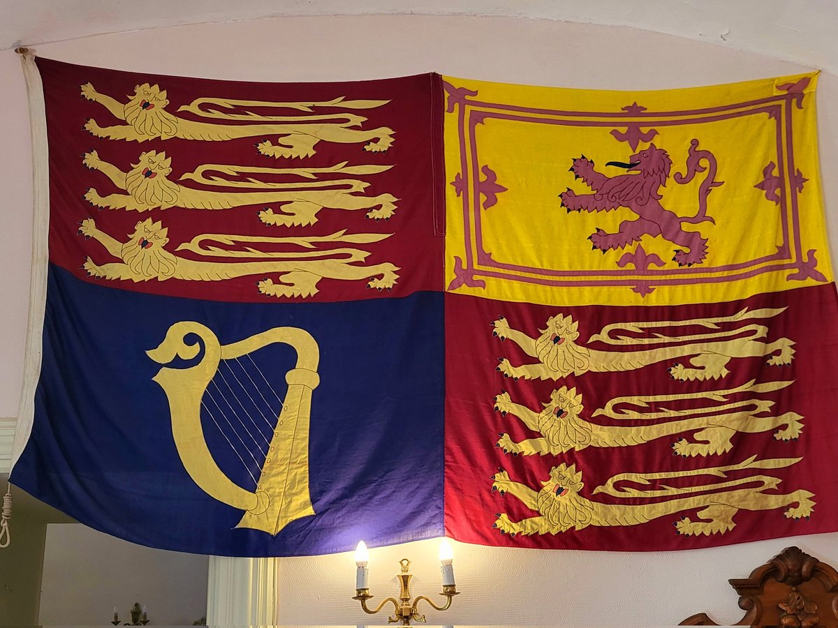 DumoulinValrie2's tweet photo. Pour #LesArmoiriesDuVendredi,  ce superbe drapeau en provenance directe de Buckingham Palace, donné il y a qq années par la reine Élisabeth en personne à son heureux propriétaire, maintenant dans les Cévennes 😊! https://t.co/k7DNyYHgAm