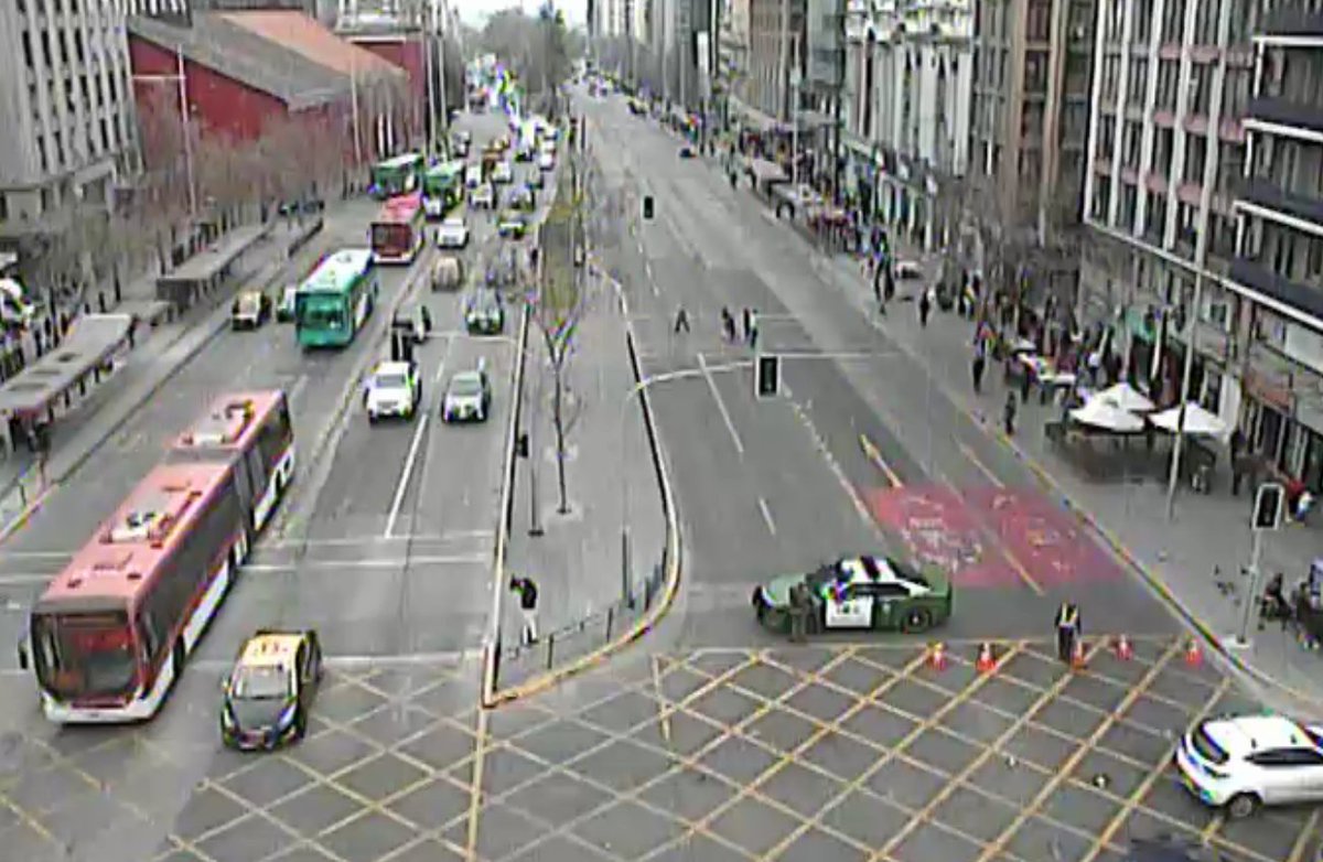 TTISantiago's tweet photo. Ahora (11:34) Alameda al oriente y poniente es cerrada entre Mac Iver y San Ignacio respectivamente, debido a ceremonia de "La Gran Bandera" frente a la Plaza de La Ciudadanía en el centro de #Santiago. Desvíos momentáneos https://t.co/xpEfWJMe6l