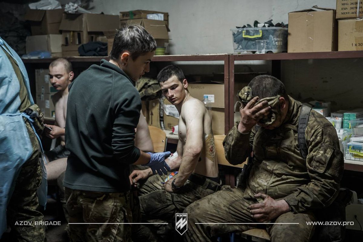 While infantry&combat medics might occasionally make errors in their prognoses, doctors at stabilization centres have no room for such misjudgments. They stabilize the wounded, irrespective of their condition, getting them ready for specialized treatment at hospital. 📷TG Azov
